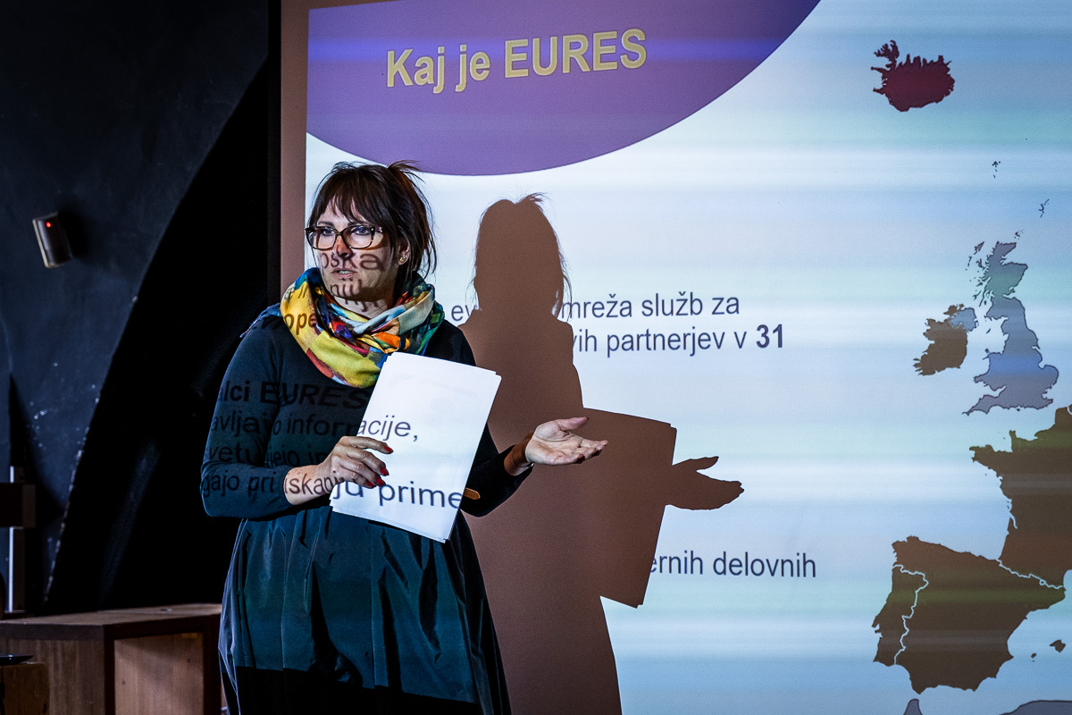 Speaker presenting a slide headed Kaj je EURES, with a map of Europe projected beside her at MIKK Murska Sobota